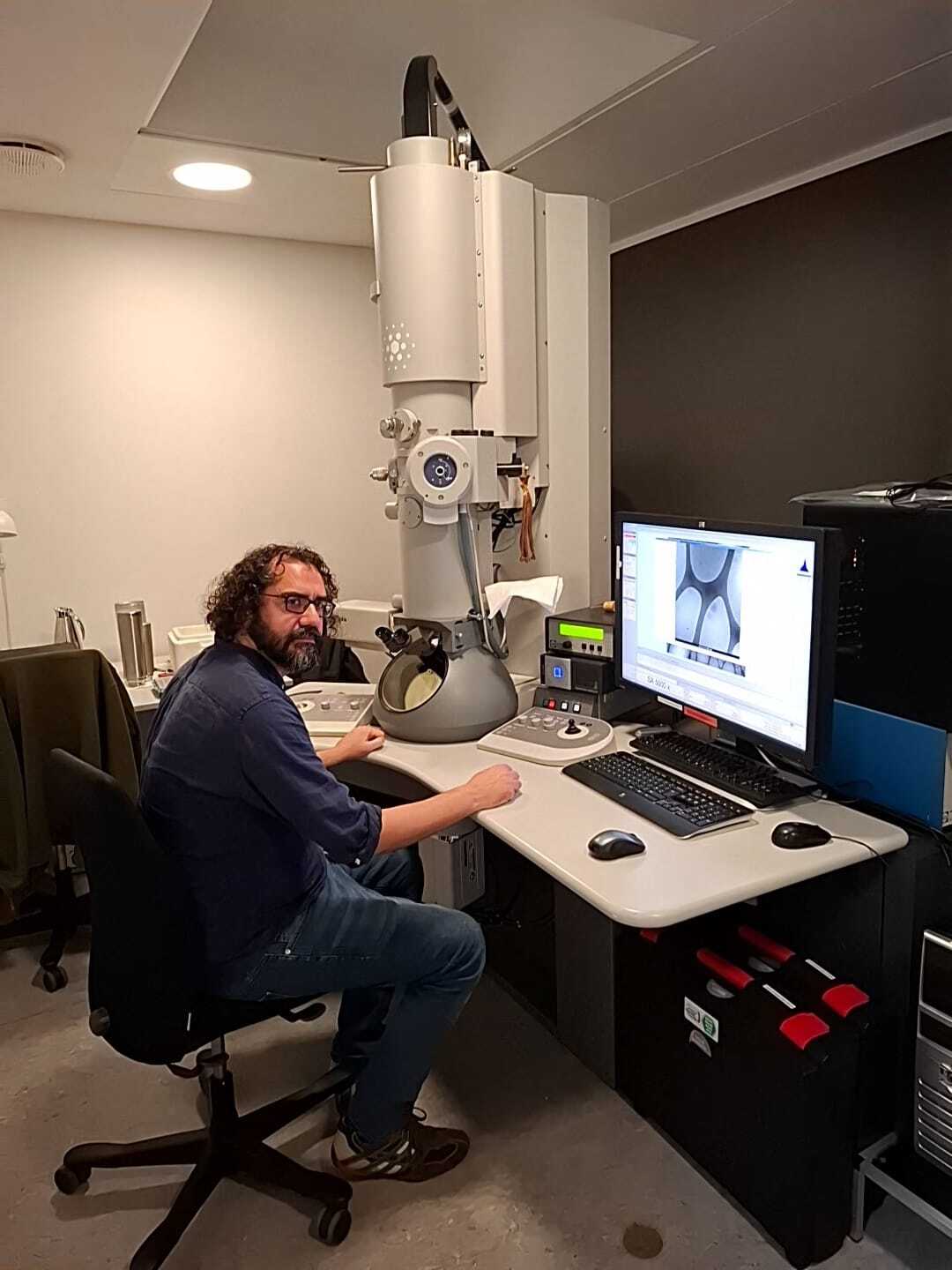 Cristiano di Benedetto, a microscopy specialist at the Core Facility for Integrated Bioimaging (CFIB)