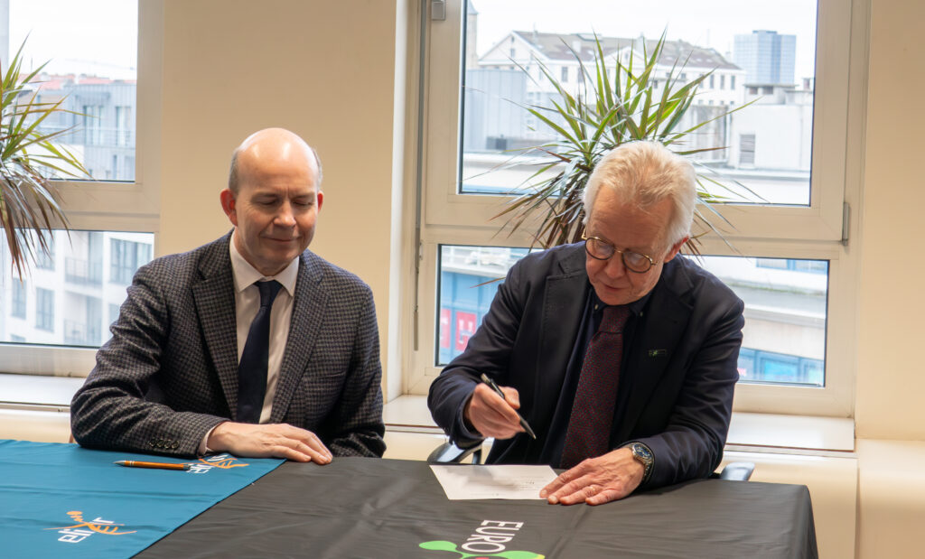 Signature of a strategic collaboration between ELIXIR, represented by Director Tim Hubbard and Euro-BioImaging, represented by Director General John Eriksson.