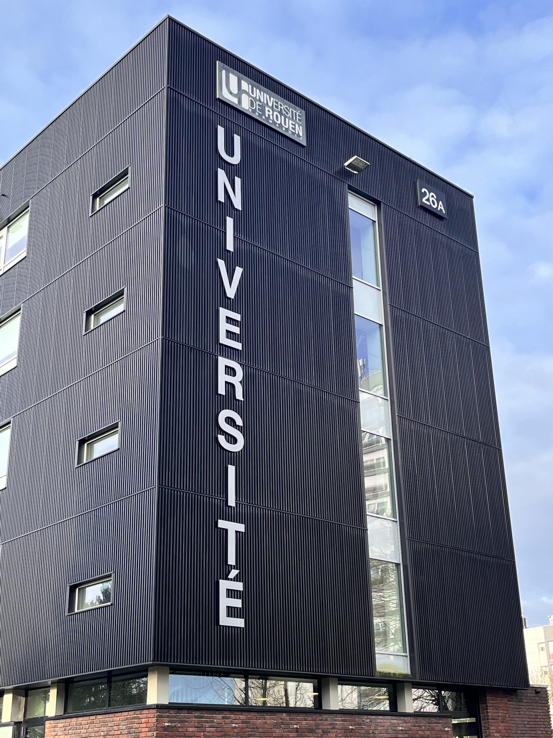 A building at the University of Rouen in France with Université de Rouen written on the facade in large letters.