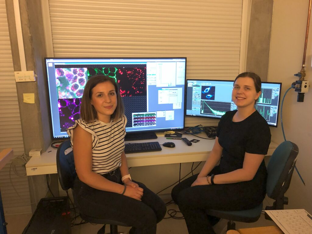 PhD students T. Gulyásová and N. Bilakovics carry out FLIM measurements at the facility in Debrecen to identify changes in the endomembrane system of cancer cells.