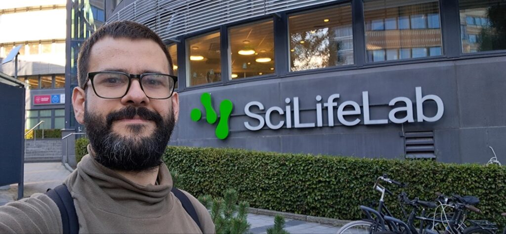 Diego at the entrance of Integrated Microscopy Technologies at SciLifeLab in Stockholm (Sweden).