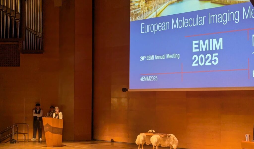 Israel BioImaging Node Coordinator Michal Neeman receives an honorary membership award at EMIM 2025.