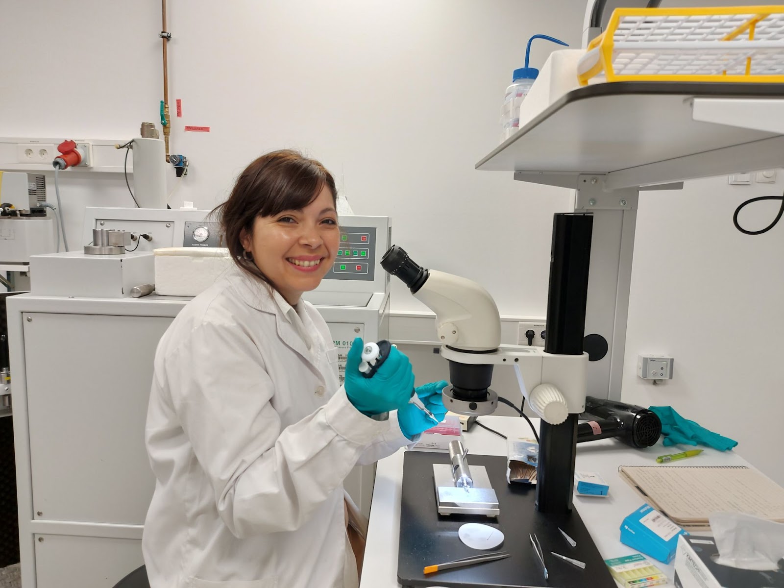 Silvina prepares her samples at EMBL’s EMCF. Photo Mandy Boermel, Scientific Officer