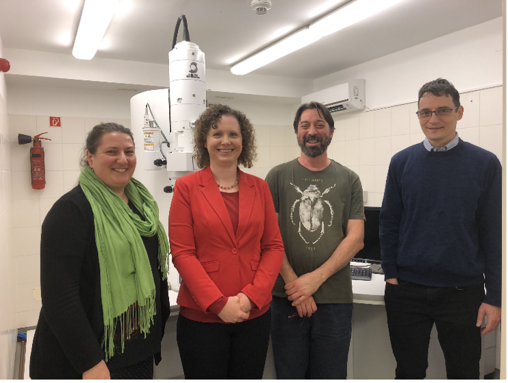 Veronika and the team of the Cellular Imaging Hungary Node in front of the Electron Microscope used in the experiments.